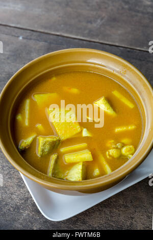 Gelbe scharf-saure Suppe aus Tamarindenpaste mit Fisch und Kokosnuss, Thai südliche Nahrung Stockfoto