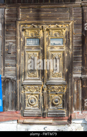 Geschnitzte Holztür des alten Hauses, Russland Stockfoto