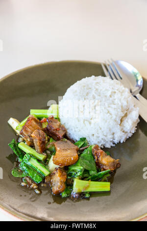 Gebratene chinesische Kale mit knusprigem Schweinefleisch Reis - Thai-Küche Stockfoto