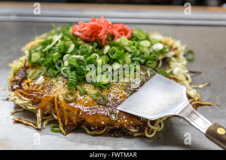 Okonomiyaki-japanische Pizza-Hiroshima-Stil Stockfoto