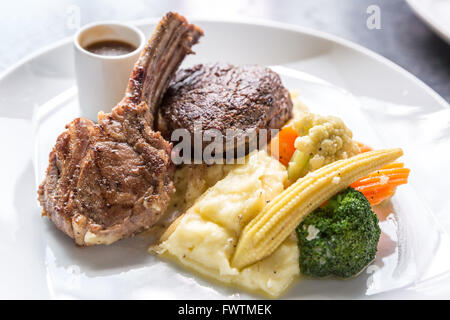 Gegrilltes Lamm-Steak mit Kartoffelpüree und Gemüse Stockfoto