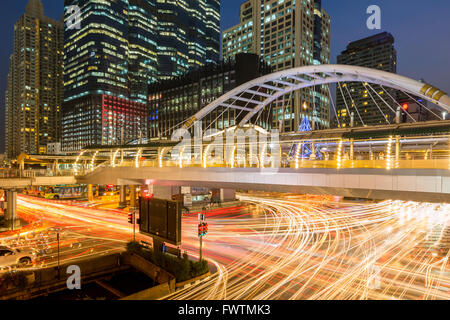 öffentliche Skywalk in Bangkok Innenstadt Quadrat Nacht in Sathorn Business-zone Stockfoto