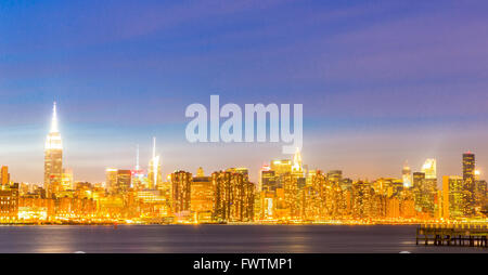 New York Mitte der Stadt in der Abenddämmerung Stockfoto