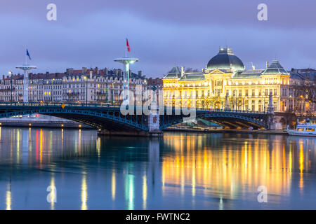 Universität Lyon Brücke entlang der Rhone in der Nacht Stockfoto