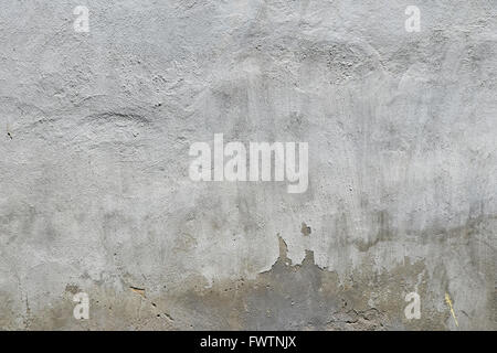 Alten weißen und grauen gemalten Kalk Gips Betonwand mit Weatherstains, Abfahrten und Mängel Stockfoto