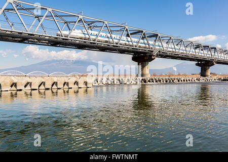 Blick auf Mt. Fuji und Tokaido Shinkansen, Shizuoka, Japan Stockfoto