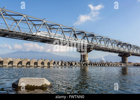 Blick auf Mt. Fuji und Tokaido Shinkansen, Shizuoka, Japan Stockfoto