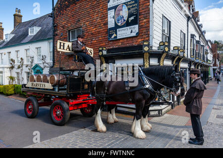 Harveys Brauerei Dray und Pferde In High Street, Lewes, Sussex, Großbritannien Stockfoto