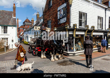 Harveys Brauerei Dray und Pferde außerhalb der Brauerei, Lewes, Sussex, UK Stockfoto