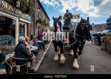 Harveys Brauerei Dray und Pferde außerhalb von John Harvey Taverne, Lewes, Sussex, Großbritannien Stockfoto