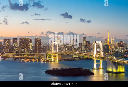 Skyline von Tokyo Tower und die Rainbow Bridge mit Stadtbild in Odaiba Japan Stockfoto