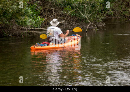Ein Mann auf Weeki Wachee River Springs State Park Florida mieten Kajak Kajaks aus paddeln Abenteuer Stockfoto
