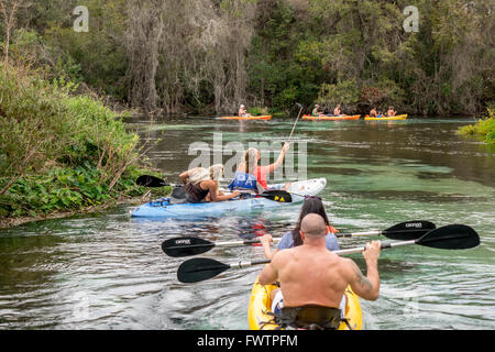 Menschen, die auf die Weeki Wachee River Springs State Park Florida Vermietung Kajaks aus paddeln Abenteuer Kajak Stockfoto