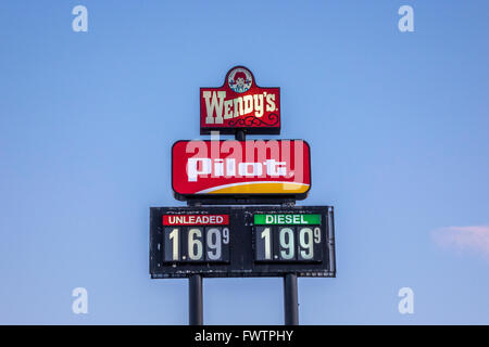 A Autobahn Zeichen für ein Pilot Truck Stop entlang I75 In Kentucky Werbung Gas und Diesel-Preise sowie Wendy es Fast-Food Stockfoto