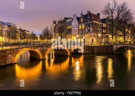 Amsterdam-Grachten-Westseite in der Abenddämmerung Niederlande Stockfoto