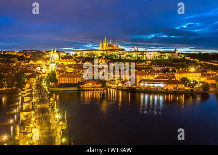 Unsere bei Sonnenuntergang, Blick auf die kleinere Brücke Turm der Karlsbrücke (Karluv Most) und Prager Burg, Tschechische Republik. Stockfoto