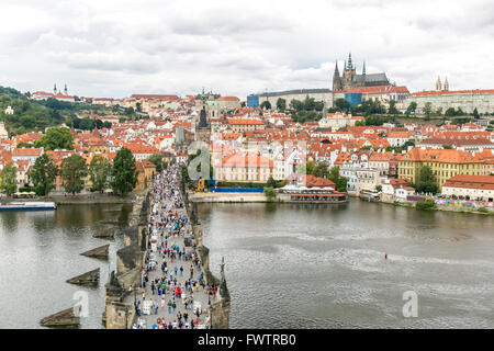 Unsere Sicht auf die kleinere Brücke Turm der Karlsbrücke (Karluv Most) und Prager Burg, Tschechische Republik. Stockfoto