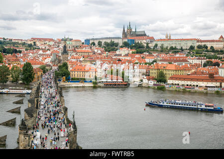 Unsere Sicht auf die kleinere Brücke Turm der Karlsbrücke (Karluv Most) und Prager Burg, Tschechische Republik. Stockfoto