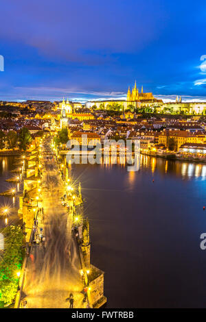 Unsere bei Sonnenuntergang, Blick auf die kleinere Brücke Turm der Karlsbrücke (Karluv Most) und Prager Burg, Tschechische Republik. Stockfoto