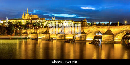 Unsere bei Sonnenuntergang, Blick auf die kleinere Brücke Turm der Karlsbrücke (Karluv Most) und Prager Burg, Tschechische Republik. Stockfoto