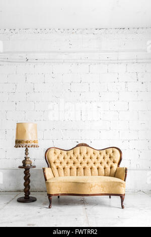 Klassischen Braun Stil Sessel Sofa couch in Vintage Zimmer mit Schreibtischlampe Stockfoto