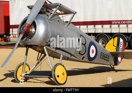 Zum 98. Jahrestag der Royal Air Force wurden drei Flugzeuge aus dem RAF Museum in der Horse Guards Parade in London ausgestellt. Sopwith Snipe Stockfoto