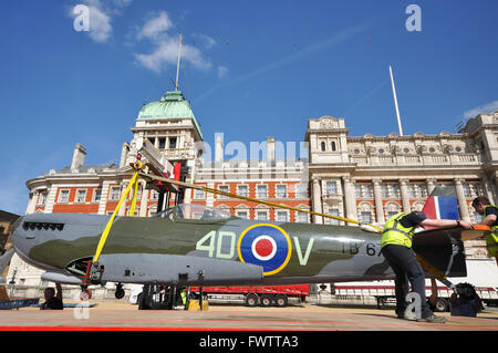 Zum 98. Jahrestag der Royal Air Force wurden drei Flugzeuge aus dem RAF Museum in der Horse Guards Parade in London ausgestellt. Spitfire Stockfoto