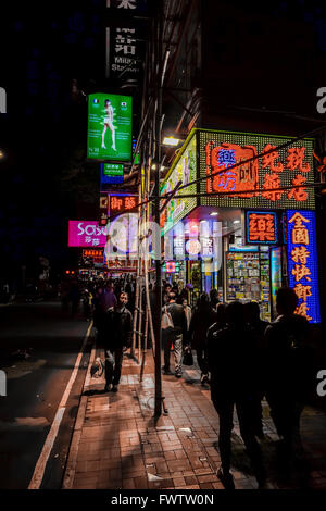 Das Nachtleben auf den Straßen von Hong Kong Stockfoto