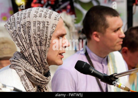 ISKCON ergebenen Zugehörigkeit zu Russland ausführen Bhajan auf den Straßen von Kalkutta Stockfoto