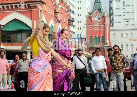 ISKCON ergebenen Zugehörigkeit zu Russland ausführen Bhajan auf den Straßen von Kalkutta Stockfoto