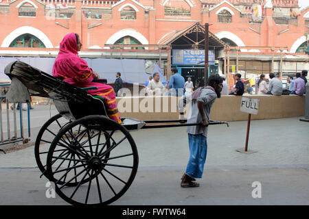 Zyklus-Rikscha-Puller in neuen Markt, Kolkata, Indien Stockfoto