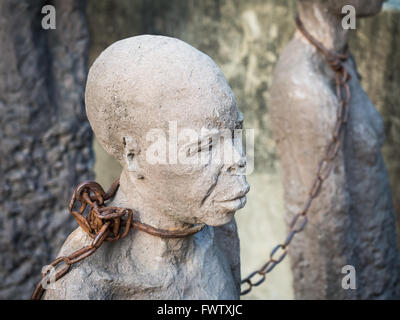 Skulptur von Sklaven, die Opfer von Sklaverei in Stone Town von Sansibar, in der Nähe des ehemaligen Sklavenmarkt gewidmet. Stockfoto