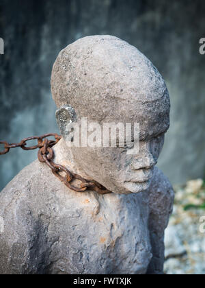 Skulptur von Sklaven, die Opfer von Sklaverei in Stone Town von Sansibar, in der Nähe des ehemaligen Sklavenmarkt gewidmet. Stockfoto