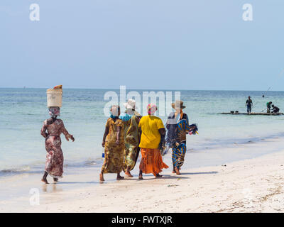 Einheimische Frauen gehe Fischen an einem Strand in Sansibar, Tansania. Stockfoto