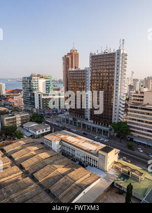 Architektur in der Innenstadt von Dar Es Salaam, Tansania, Ostafrika, am Abend bei Sonnenuntergang. Vertikale Ausrichtung, Weitwinkel. Stockfoto