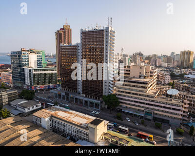 Architektur in der Innenstadt von Dar Es Salaam, Tansania, Ostafrika, am Abend bei Sonnenuntergang. Horizontale Ausrichtung, Weitwinkel Stockfoto