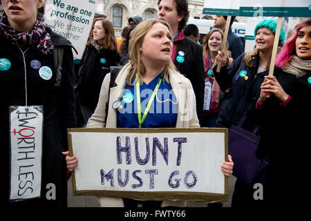 Einen vierten 48-Stunden-Streik von Junior Ärzte über Änderungen auf ihren Vertrag mit der NHS. Ein Demonstrant hält Schild "Hunt muss gehen" Stockfoto