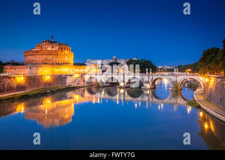 Heiligen Angel Castle, auch bekannt als Hadrian Mausoleum in der Nacht, Rom, Italien Stockfoto