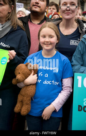 Einen vierten 48-Stunden-Streik von Junior Ärzte über Änderungen auf ihren Vertrag mit der NHS. Mädchen mit Teddy und Arzt Mutter. Stockfoto