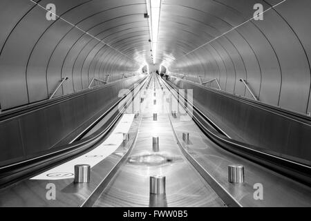Ein paar der Rolltreppe in der u-Bahn in Montréal. Stockfoto
