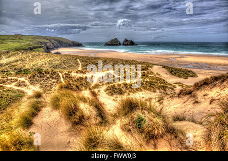 Holywell Bay North Cornwall Coast England UK in der Nähe von Newquay und Crantock mit Carters Felsen in bunte hdr Stockfoto