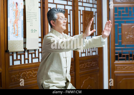 Senior woman Tai Chi üben Stockfoto