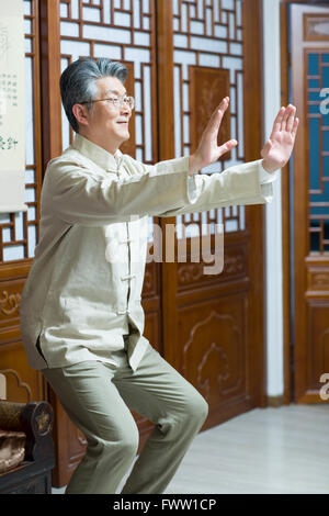 Senior woman Tai Chi üben Stockfoto