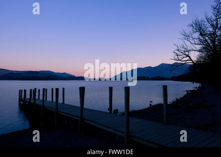 Ein Steg am Ashness Landung bei Sonnenaufgang am Derwent Water, Nationalpark Lake District, Cumbria, UK Stockfoto