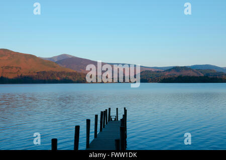 Ein Steg am Ashness Landung bei Sonnenaufgang am Derwent Water, Nationalpark Lake District, Cumbria, UK Stockfoto