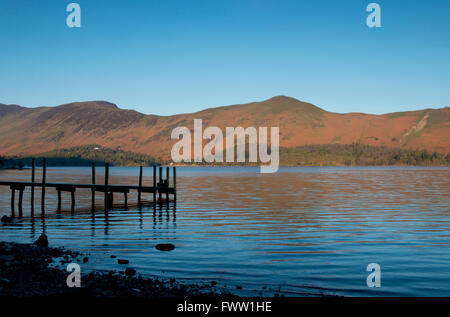 Die Ashness Landung und einen Blick Katze Glocken bei Sonnenaufgang am Derwent Water, Nationalpark Lake District, Cumbria, UK Stockfoto