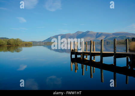 Die Anlegestelle in Lodore fällt Landung und einen Blick auf die Bergkette Skiddaw am Derwent Water Stockfoto