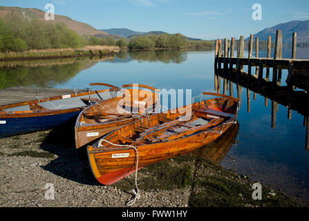 Traditionelle hölzerne Ruderboote neben der Anlegestelle der Lodore fällt Landing am Derwent Water in den Lake District National Par Stockfoto