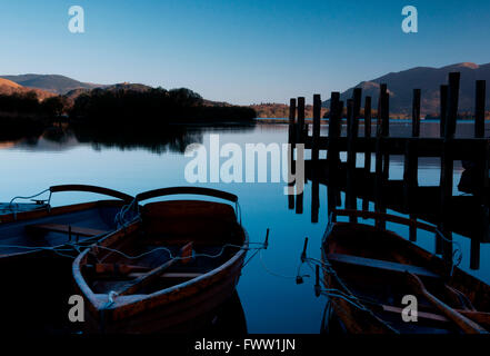 Einen frühen Morgen Blick auf Ruderboote neben der Anlegestelle in Lodore fällt Landung auf Derwent Water, The Lake Districict National P Stockfoto