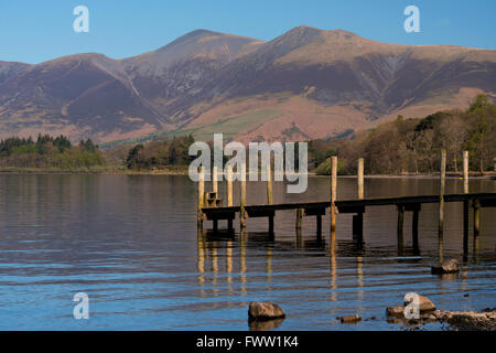 Ein Steg am Ashness Landung auf Derwent Water mit der Skiddaw-Bergkette im Hintergrund. Stockfoto